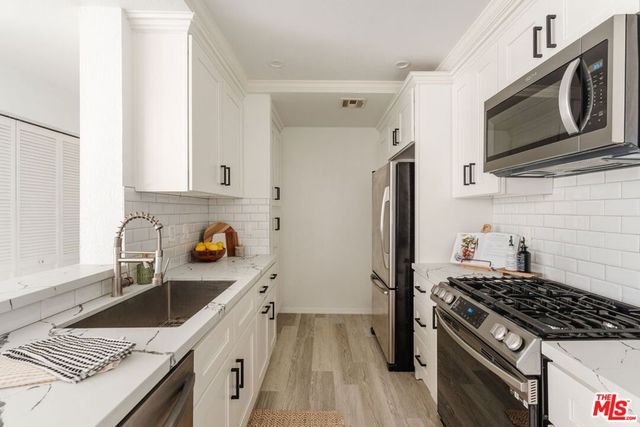 3284 Barham Boulevard 301, Los Angeles, CA 90068