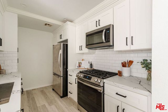 3284 Barham Boulevard 301, Los Angeles, CA 90068