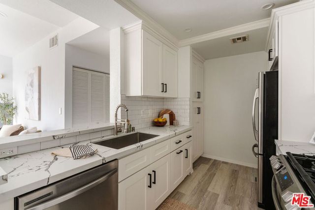 3284 Barham Boulevard 301, Los Angeles, CA 90068