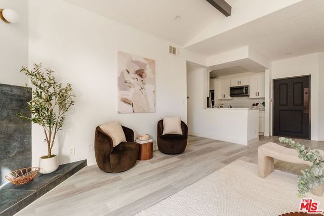 3284 Barham Boulevard 301, Los Angeles, CA 90068