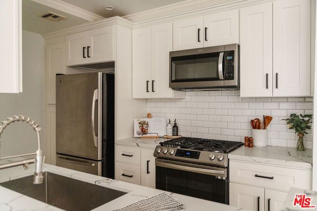 3284 Barham Boulevard 301, Los Angeles, CA 90068