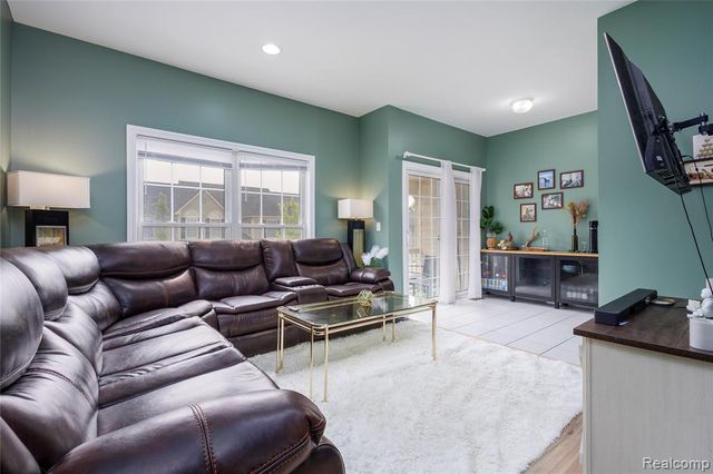1569 E Lakeview Lane, Canton, MI 48187