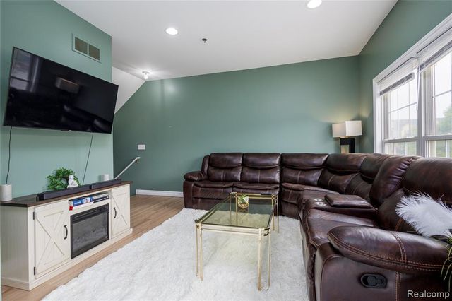 1569 E Lakeview Lane, Canton, MI 48187