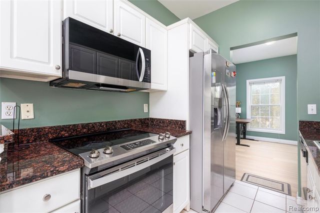 1569 E Lakeview Lane, Canton, MI 48187