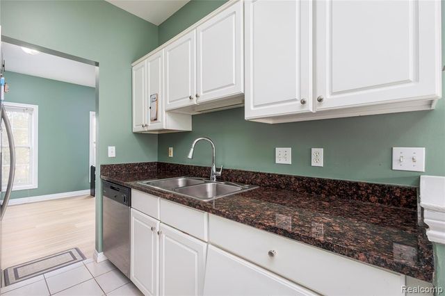 1569 E Lakeview Lane, Canton, MI 48187