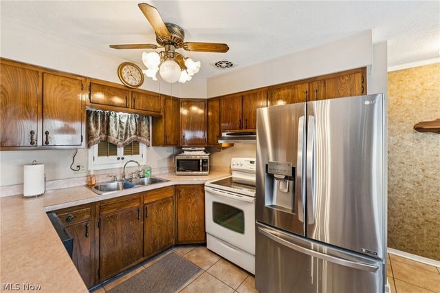 1215 Spruce Tree Lane, Amherst, OH 44001