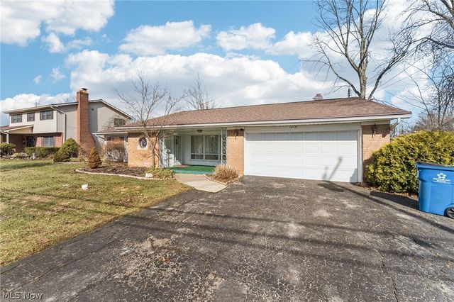 1215 Spruce Tree Lane, Amherst, OH 44001