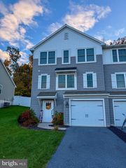 SMOKERING DR, Robesonia, PA 19551