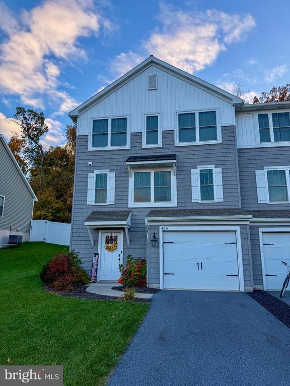 SMOKERING DR, Robesonia, PA 19551