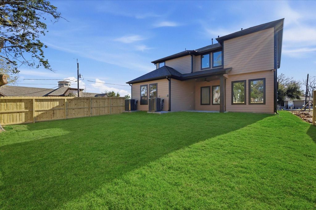 741 S Carroll Street, La Porte, TX 77571