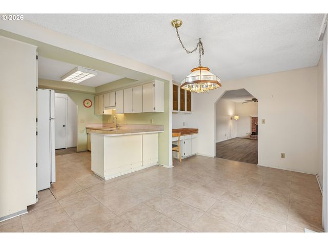 820 Ne COCHRAN Ave, Gresham, OR 97030