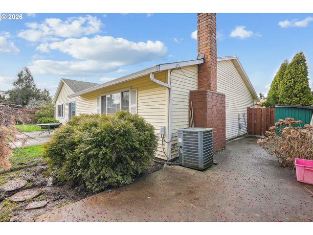 820 Ne COCHRAN Ave, Gresham, OR 97030