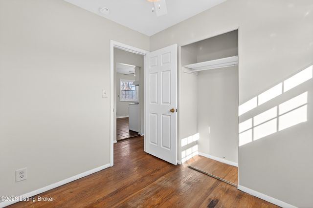 149 N Circlecrest Dr, Louisville, KY 40229