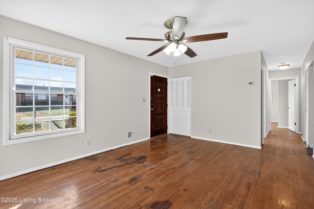 149 N Circlecrest Dr, Louisville, KY 40229