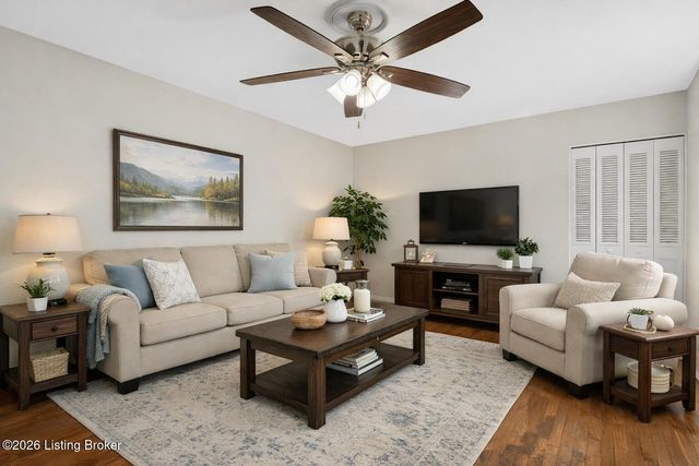 149 N Circlecrest Dr, Louisville, KY 40229