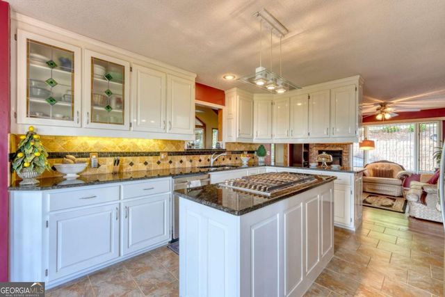 880 Locust Trail, Hiawassee, GA 30546
