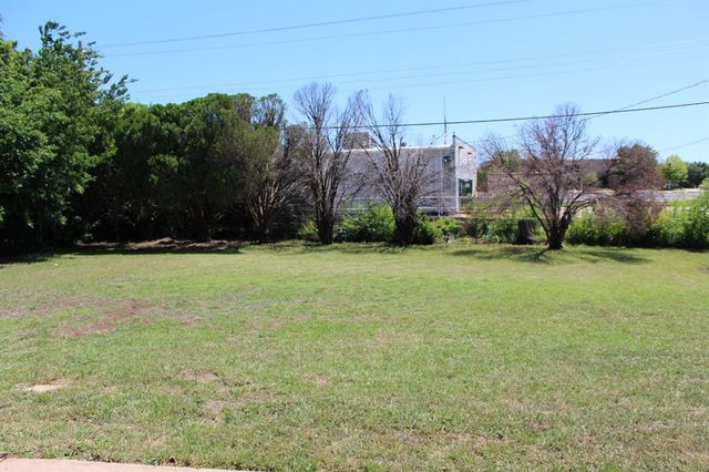 402 W Curtis Drive, Midwest City, OK 73110