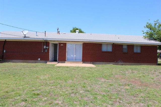 402 W Curtis Drive, Midwest City, OK 73110