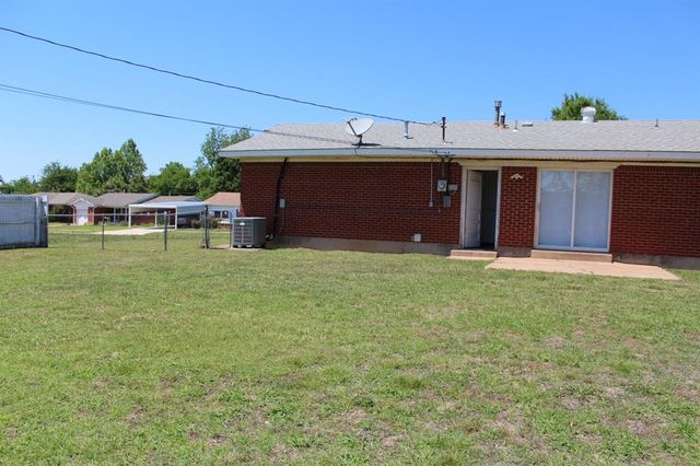 402 W Curtis Drive, Midwest City, OK 73110
