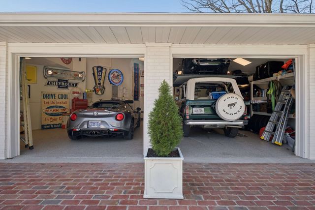 6010 Hickory Valley Rd, Nashville, TN 37205