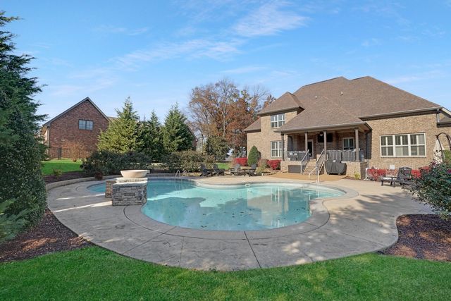 142 Waters Hill Cir, Lebanon, TN 37087