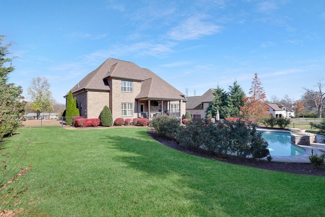 142 Waters Hill Cir, Lebanon, TN 37087