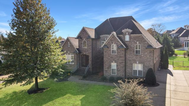 142 Waters Hill Cir, Lebanon, TN 37087