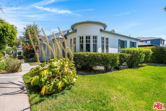 10651 Whipple Street, Toluca Lake, CA 91602
