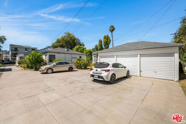 10651 Whipple Street, Toluca Lake, CA 91602