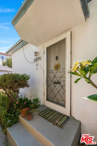 10651 Whipple Street, Toluca Lake, CA 91602