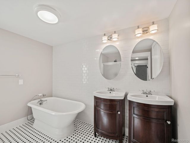 411 WILCOX Street, Rochester, MI 48307