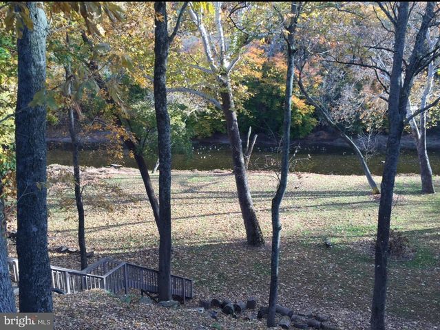 880 MACCLESFIELD RD, Furlong, PA 18925