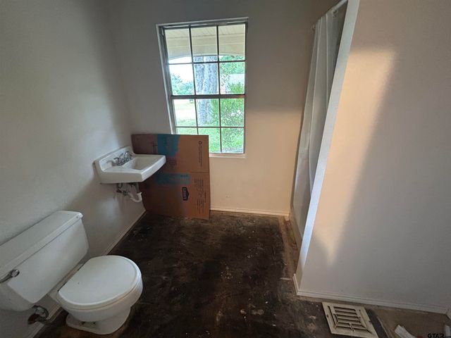 607 E North, Lindale, TX 75771
