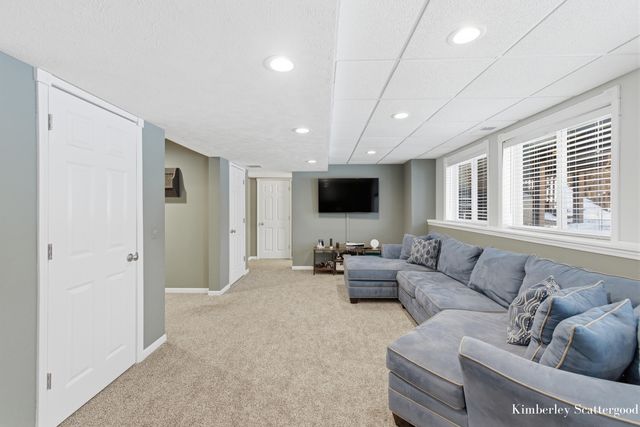 2179 Drew Drive NE, Belmont, MI 49306