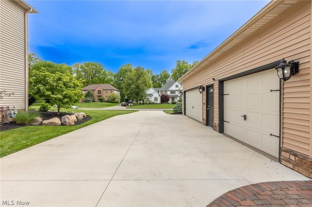 74 Oak Tree, Canfield, OH 44406