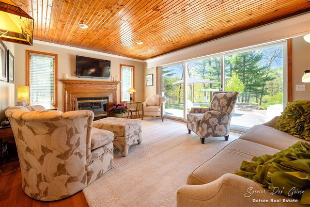 8717 River Oaks Circle, Greenville, MI 48838