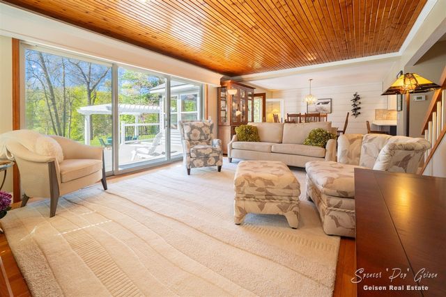 8717 River Oaks Circle, Greenville, MI 48838