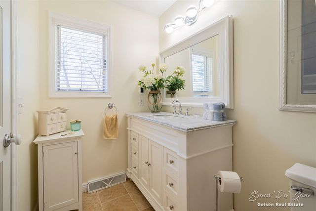 8717 River Oaks Circle, Greenville, MI 48838