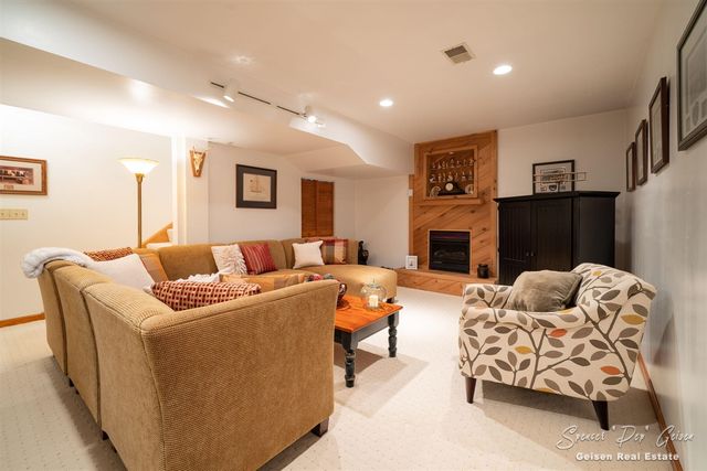 8717 River Oaks Circle, Greenville, MI 48838