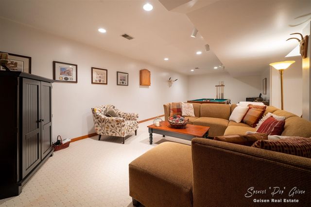 8717 River Oaks Circle, Greenville, MI 48838