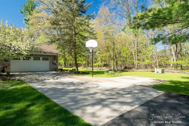 8717 River Oaks Circle, Greenville, MI 48838