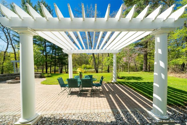 8717 River Oaks Circle, Greenville, MI 48838
