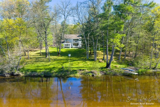 8717 River Oaks Circle, Greenville, MI 48838