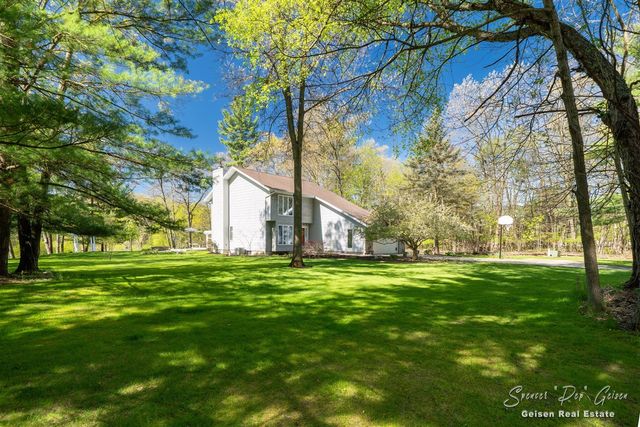 8717 River Oaks Circle, Greenville, MI 48838