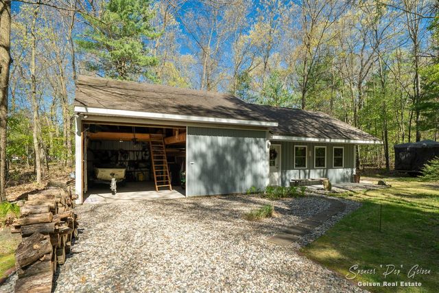 8717 River Oaks Circle, Greenville, MI 48838