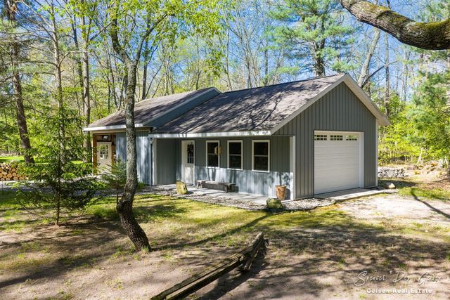 8717 River Oaks Circle, Greenville, MI 48838