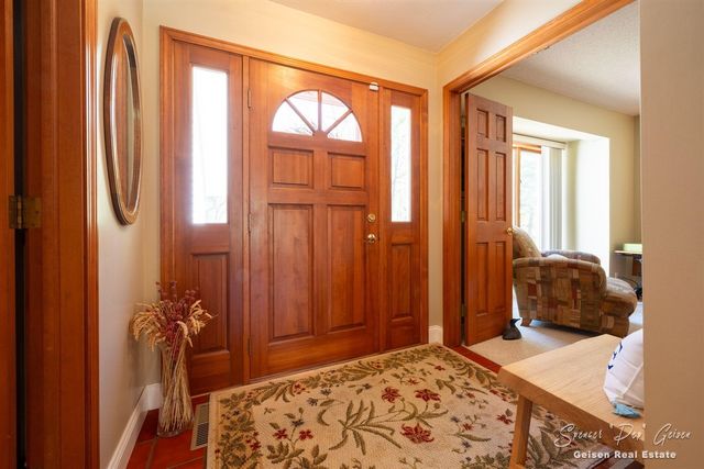 8717 River Oaks Circle, Greenville, MI 48838