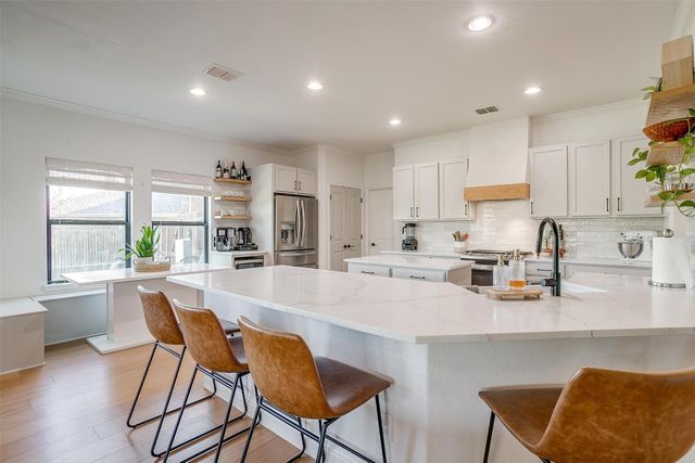 301 Sunspike Court, Burleson, TX 76028