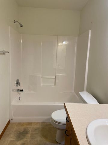 606 32nd Street N, Moorhead, MN 56560