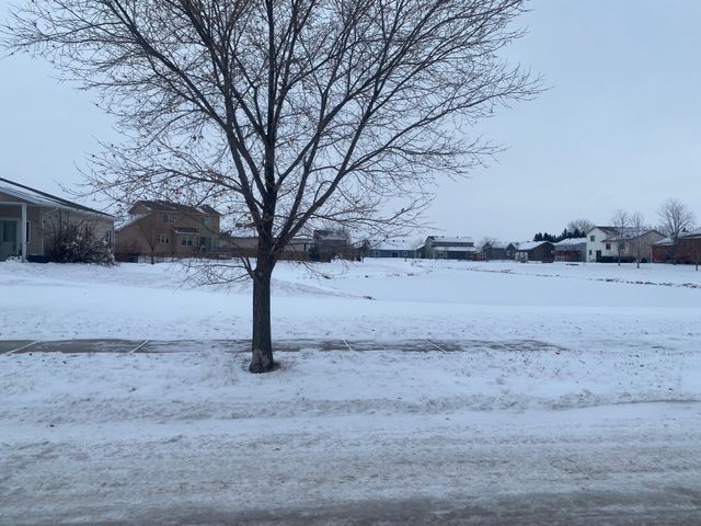 606 32nd Street N, Moorhead, MN 56560